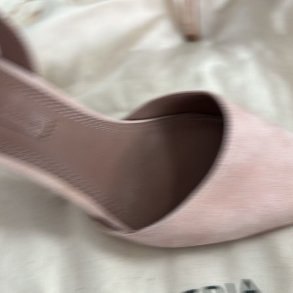 BCBG leather heels with wraparound the ankles with gold chain - Picture 3 of 4
